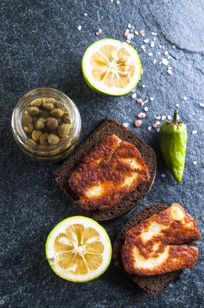 Sandwiches with fried halloumi cheese — Free Stock Photo