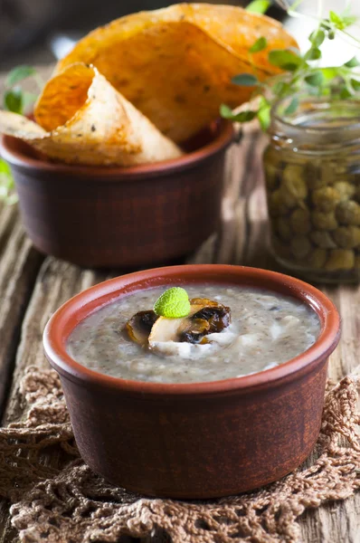 Soupe à la crème aux champignons et papade — Photo