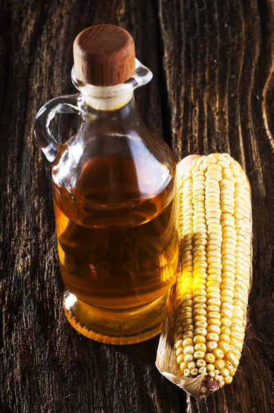 Torkad majs och olja flaska — Stockfoto