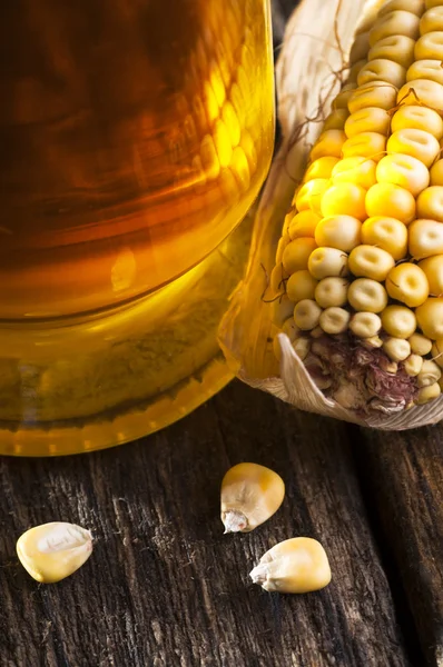Gedroogde maïs en olie fles — Stockfoto