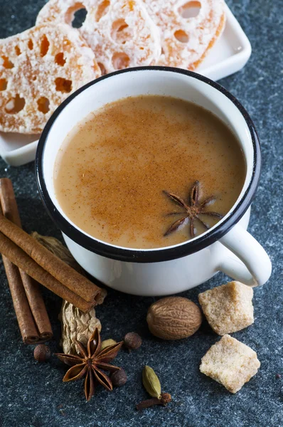 Masala thee met specerijen en lotus snoepjes — Stockfoto