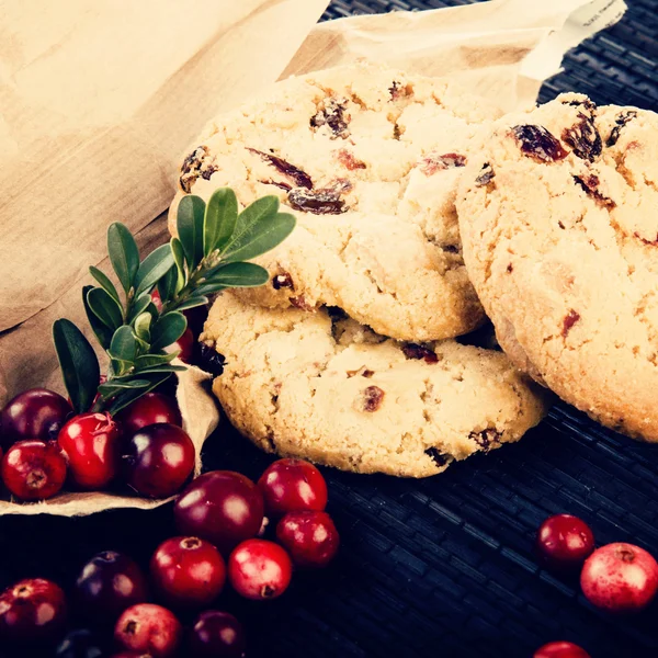 Fresh cowberries with cookies — Stock Photo, Image