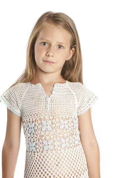 Маленька дівчинка в білій сукні — стокове фото