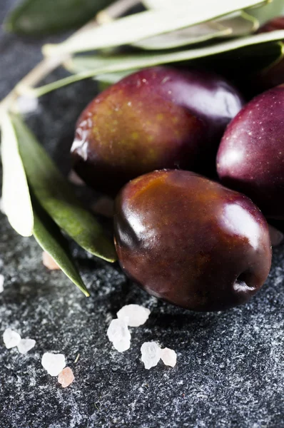 Råa Oliver med blad och salt — Gratis stockfoto