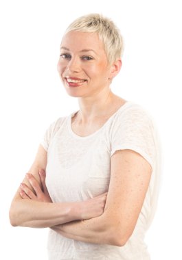 Kameraya bakarak ve gülümseyen kadın