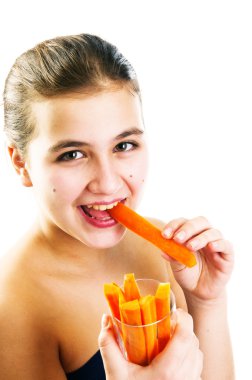 Genç kız havuç ısırma