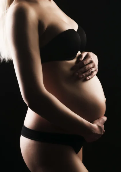 Femme enceinte tenant son ventre — Photo