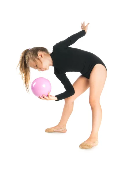 Flickan gör gymnastiska övningar med boll — Stockfoto