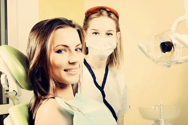 Zubař a pacient v zubní ordinaci — Stock fotografie