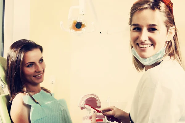 Dentista y paciente en consultorio dental —  Fotos de Stock