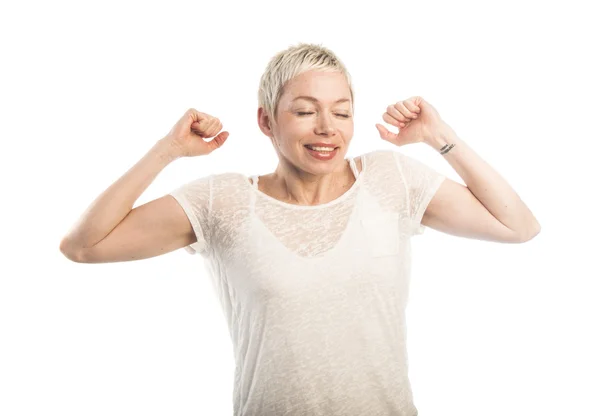 Framgångsrik kvinna att höja armarna — Stockfoto