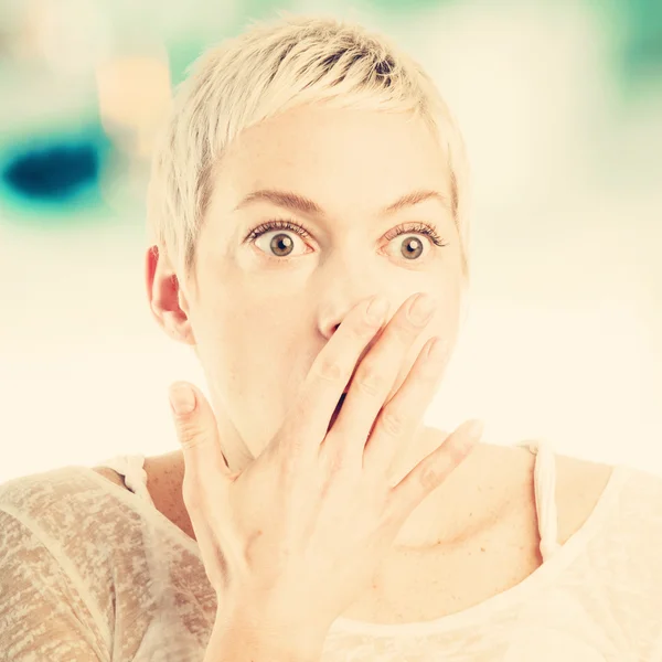 Jonge geschokte vrouw — Stockfoto