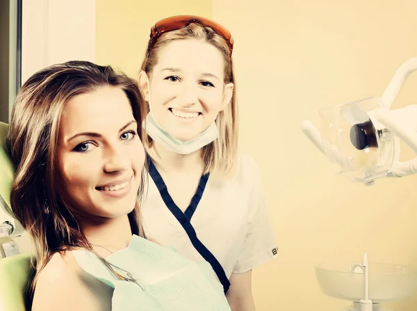 Zubař a pacient v zubní ordinaci — Stock fotografie