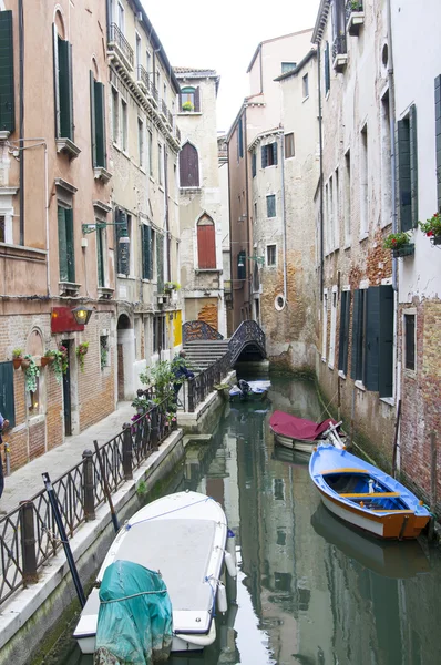 Canal de água estreito em Veneza — Fotografia de Stock Grátis