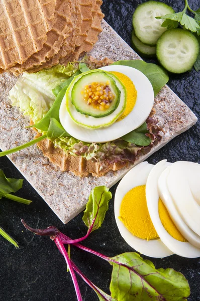 Sandwich dietetic dengan telur dan sayuran — Stok Foto