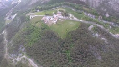 Kötü Wingsuit açılış. Twist.