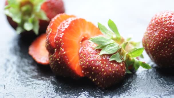 Fresas maduras picadas — Vídeos de Stock