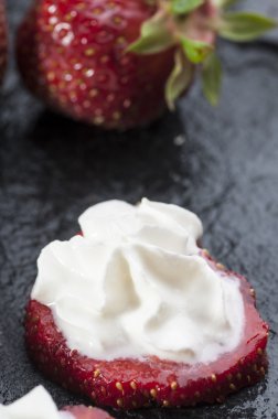 Kremalı taze çilek