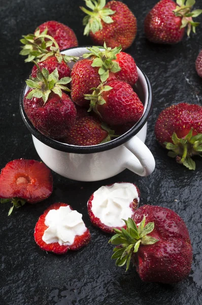 Mug with fresh strawberries — Stockfoto