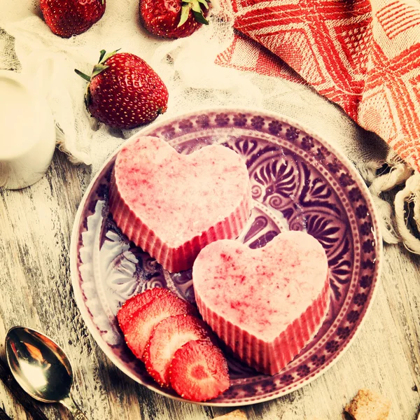 Heart shaped ice cream with strawberries — Stockfoto