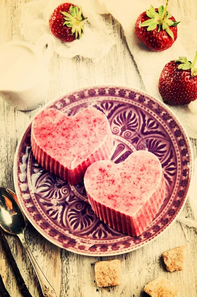 Heart shaped ice cream with strawberries — Zdjęcie stockowe