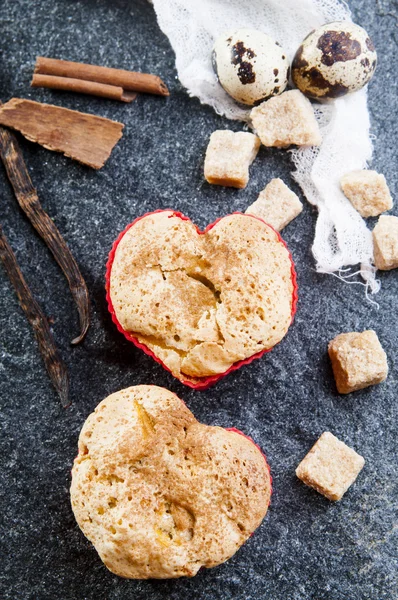 Muffins caseiros em forma de coração — Fotografia de Stock