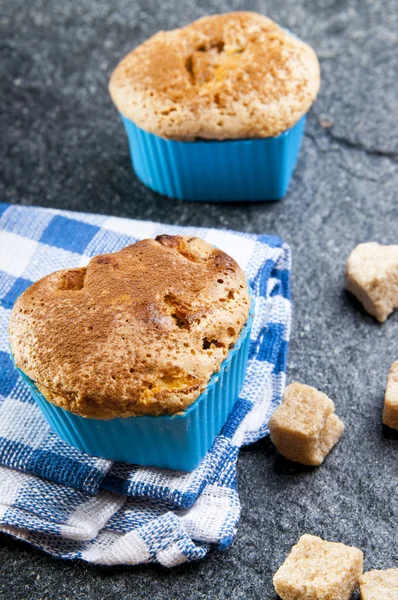 Hjemmelagde hjerteformede muffins – stockfoto