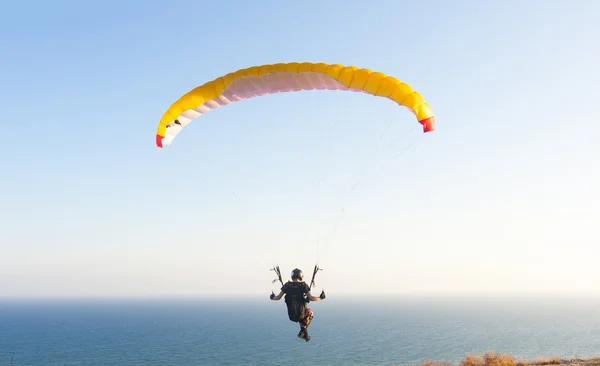 青い海の上を飛んで Sppeedflyer — ストック写真