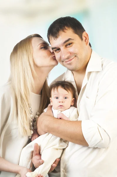 Щаслива сім'я з дитиною — стокове фото