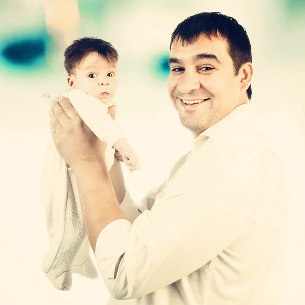 Baba kucağında küçük bir çocuk — Stok fotoğraf