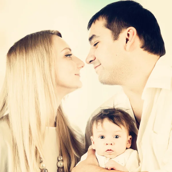 Familia feliz con el niño — Foto de Stock