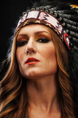 geleneksel Kızılderililer headdress güzel kadın