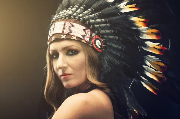 Красивая женщина в традиционном головном уборе индейцев — стоковое фото