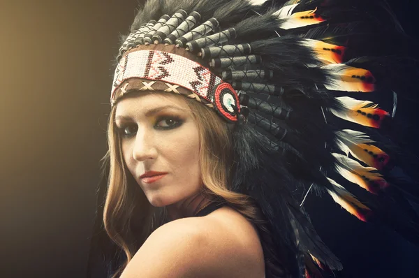 geleneksel Kızılderililer headdress güzel kadın