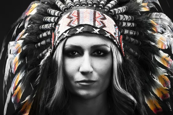 美丽的女人，在传统的印第安人头饰 — 图库照片