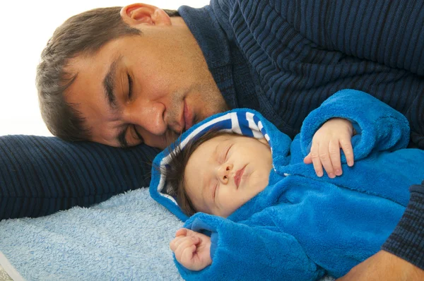 赤ちゃんと一緒に寝ている父 — ストック写真