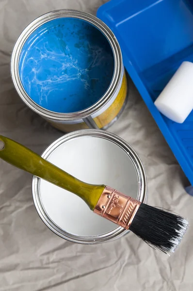 Pintura en latas, pincel y rodillo de pintura — Foto de stock gratis