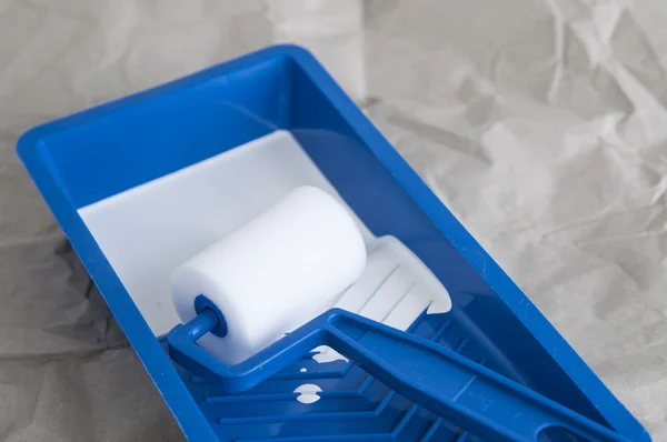 Blue tray with paint roller — Stockfoto