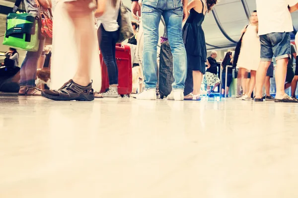 Personas en el hall del aeropuerto — Foto de Stock