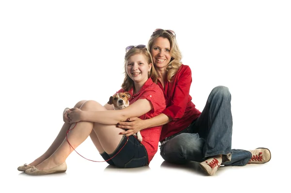 Женщина и девочка сидят с щенком — стоковое фото