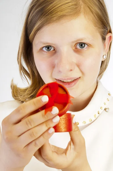 Girl holding small gift box — Stock Photo, Image