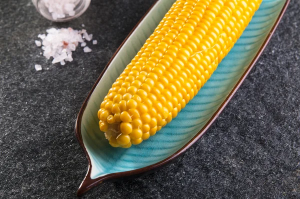 Kokt majs på en tallrik — Stockfoto