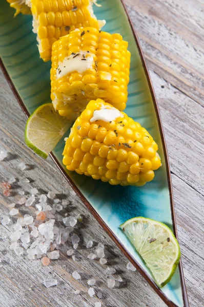 Kokt majs på en tallrik — Stockfoto