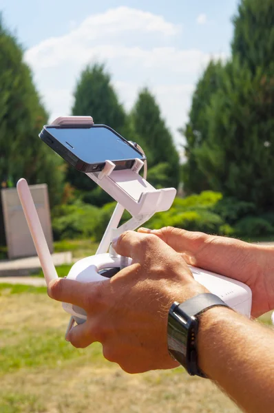 Controlepaneel voor Drone quadrocopter met smartphone — Stockfoto