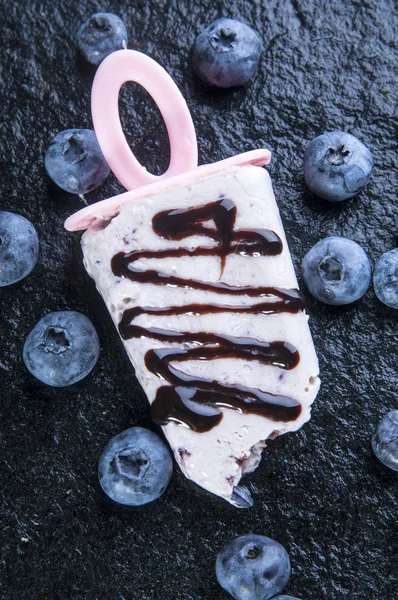 Es krim buatan sendiri dengan blueberry — Stok Foto