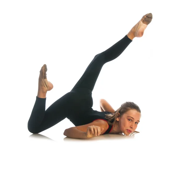 Dziewczyna robi ćwiczenia gimnastyczne — Zdjęcie stockowe