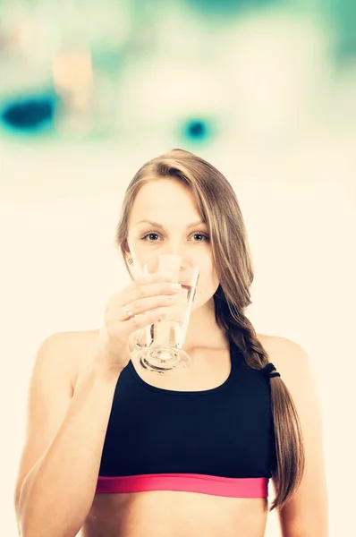 Όμορφο κορίτσι με ένα ποτήρι νερό — Φωτογραφία Αρχείου