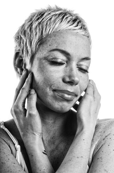 Красивые веснушки женщина трогает ее лицо
