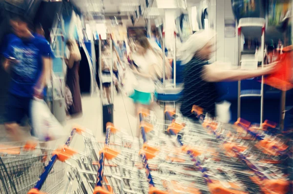 Clientes e carrinhos de compras n supermercado — Fotografia de Stock