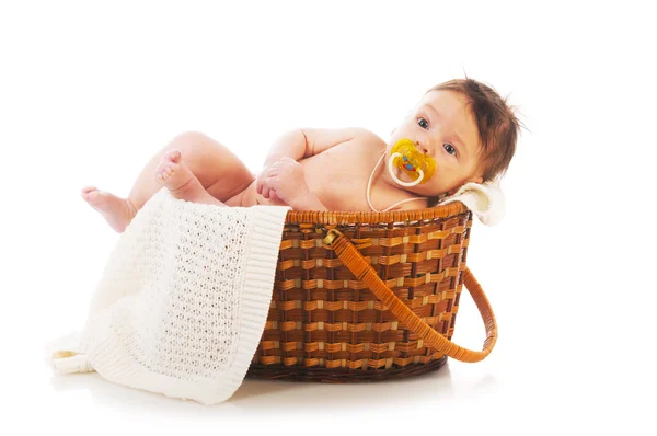 Kleine baby in mandje leggen — Stockfoto